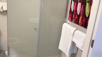 Sèche-cheveux, serviettes fournies, savon, papier toilette