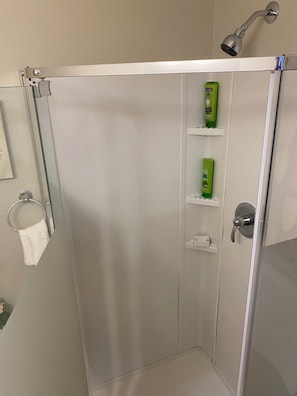 SĂšche-cheveux, serviettes fournies, savon, papier toilette