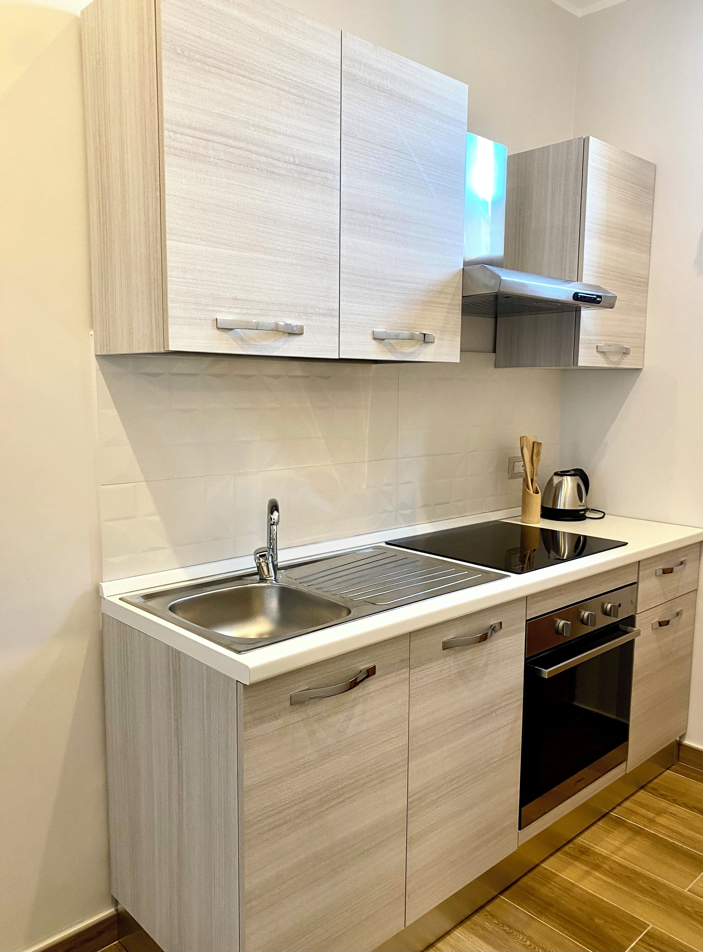 Kühlschrank, Ofen, Herdplatte, Geschirrspüler