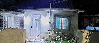 Hughenden couples/fam retreat, 3 brs w/AC, TVs, up to 8 guests, WiFi, AC, Ppkng,