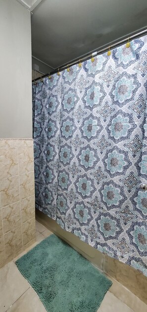 Hiustenkuivaaja, pyyhkeet, saippua, vessapaperi