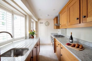 Fridge, oven, stovetop, dishwasher - Charming 2BR Mews Home Near Kensington Gardens with Private Garden (London)
