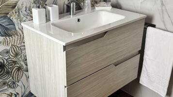 Regadera, secadora de cabello, bidet, toallas