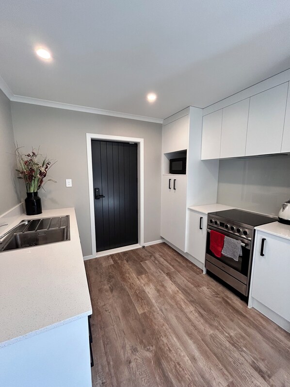 Fridge, microwave, oven, stovetop - Escape on Esplanade: (Cozy 2-Bedroom Home near Park & Pool. (Palmerston North)