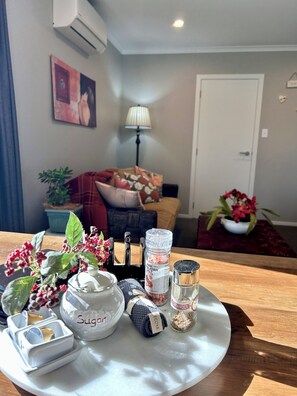 Smart TV, books - Escape on Esplanade: (Cozy 2-Bedroom Home near Park & Pool. (Palmerston North)