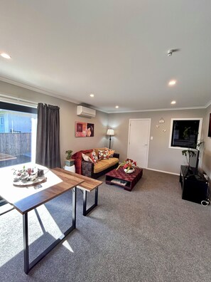 Smart TV, books - Escape on Esplanade: (Cozy 2-Bedroom Home near Park & Pool. (Palmerston North)