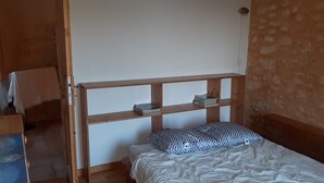 A small, simple room with a wooden bunk bed, a white wall, and a brick wall. - Character house Luberon, nature, swimming pool (Saint-Saturnin-lès-Apt)