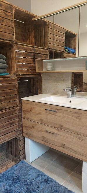 Dusche, Haartrockner, Handtücher, Toilettenpapier