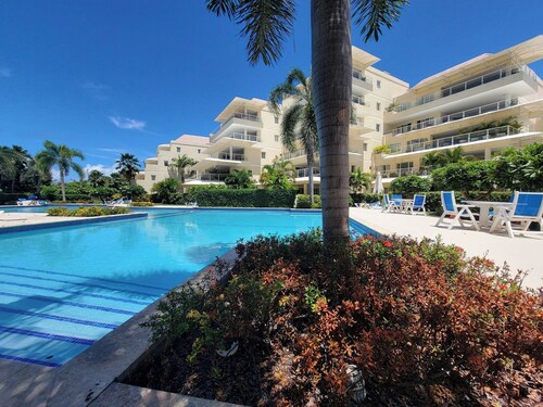 TROPICAL PARADISE ON THE BEACH