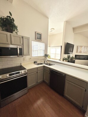 Réfrigérateur, four à micro-ondes, un four, surface de cuisson