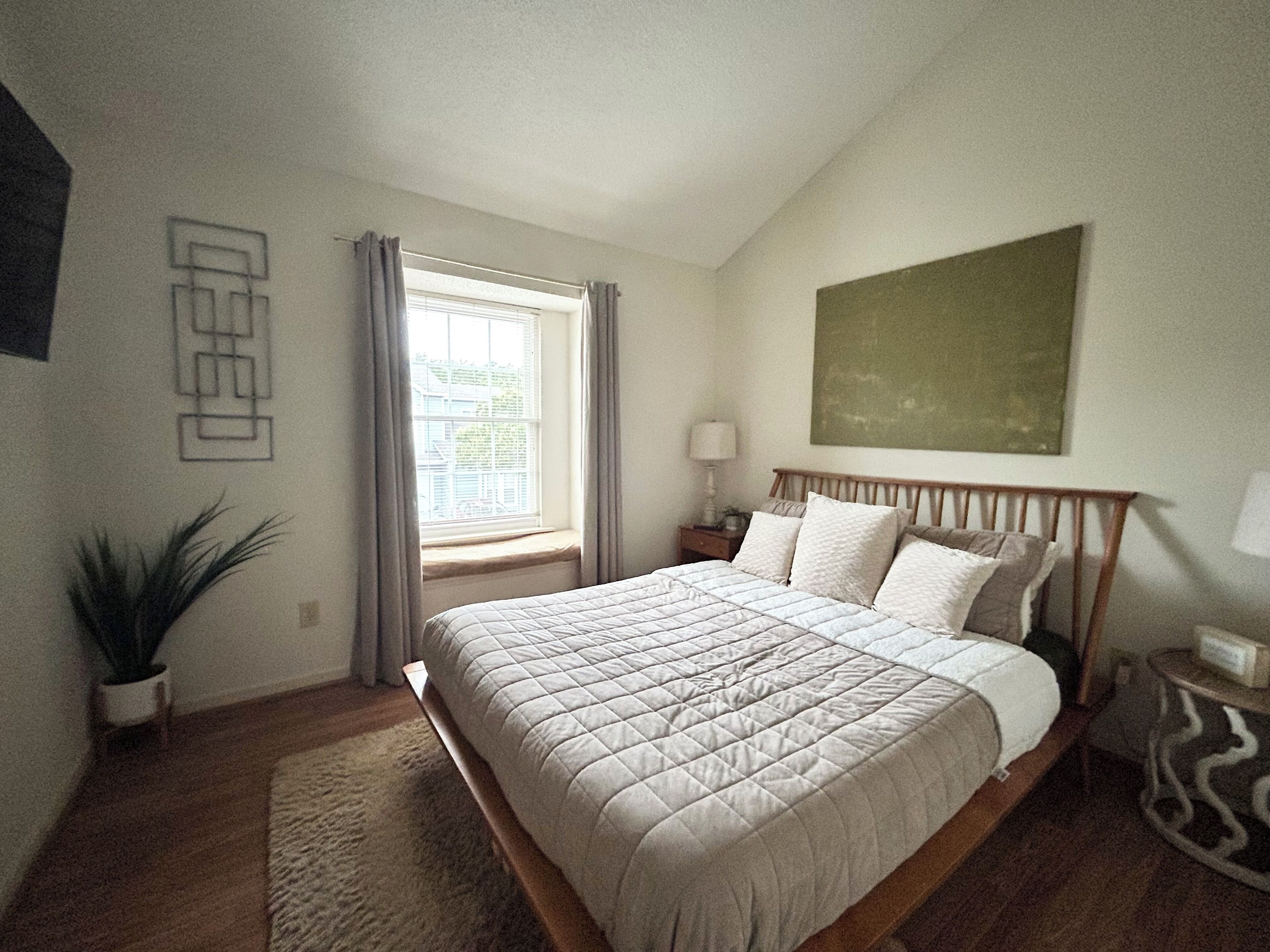 3 bedrooms, iron/ironing board, WiFi (free), bed sheets