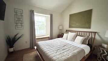 3 bedrooms, iron/ironing board, WiFi (free), bed sheets