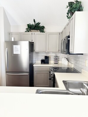 Kühlschrank, Mikrowelle, Ofen, Herdplatte