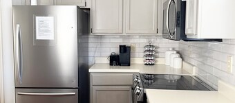 3-bedroom Cozy Flat with 1st fl Master & bath in wonderful Madison.