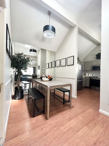 Cozy Flat with 1st fl King bed & bath and Big TVs-Location!