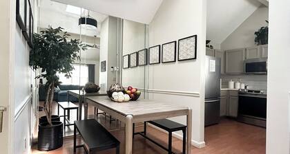 Cozy Flat with 1st fl King bed & bath and Big TVs-Location!