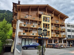 A multi-story wooden building with balconies and a sign reading "BREITERBUDE". - Residence Kristall - TOP 16 Joker Card (Saalbach-Hinterglemm)