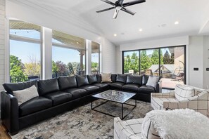 Smart TV, fireplace, offices - Luxury Mansion *Sleeps 20 *Pool *SportCrt *Theater (Draper)