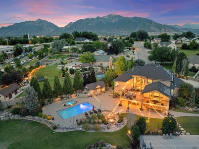 Luxury Mansion *Sleeps 20 *Pool *SportCrt *Theater