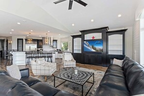 Smart TV, fireplace, offices - Luxury Mansion *Sleeps 20 *Pool *SportCrt *Theater (Draper)