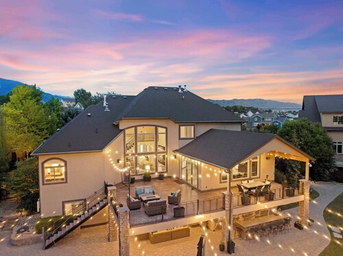 Luxury Mansion *Sleeps 20 *Pool *SportCrt *Theater