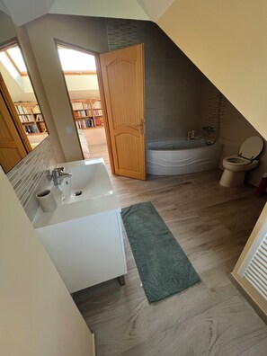 Haartrockner, Handtücher, Seife, Toilettenpapier