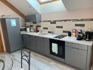 Refrigerador, microondas, horno y parrilla de estufa 