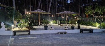 House sleeps 4 with garden by the sea