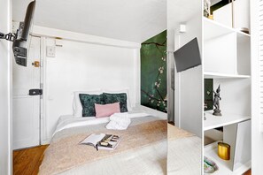 City Studio, 1 Double Bed, Non Smoking, Kitchen | Iron/ironing board, cribs/infant beds, travel crib, free WiFi