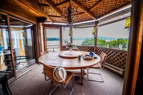 In-Town Lakefront-The Apple Tree Lodge, Unit 1
