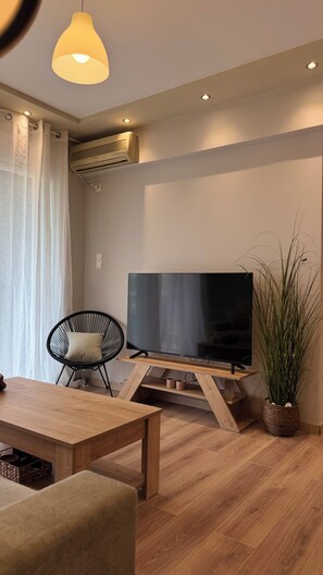 Smart TV - Aelia Seaside Apartment Oropos (Oropos)