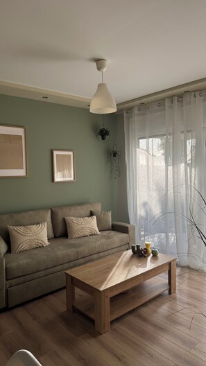 Smart TV - Aelia Seaside Apartment Oropos (Oropos)