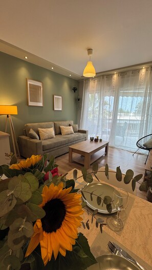 Smart TV - Aelia Seaside Apartment Oropos (Oropos)