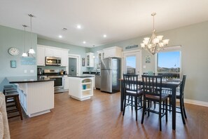 House, 3 Bedrooms | Private kitchen | Fridge, oven, coffee/tea maker, toaster