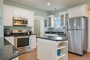 House, 3 Bedrooms | Private kitchen | Fridge, oven, coffee/tea maker, toaster