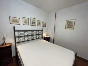 2 bedrooms, iron/ironing board, WiFi, bed sheets - Villa Luisella, cozy vacation home with sea view (Vasia)