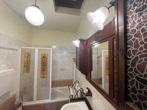 Hair dryer, bidet, towels, toilet paper - Villa Luisella, cozy vacation home with sea view (Vasia)
