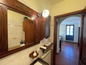 Hair dryer, bidet, towels, toilet paper - Villa Luisella, cozy vacation home with sea view (Vasia)