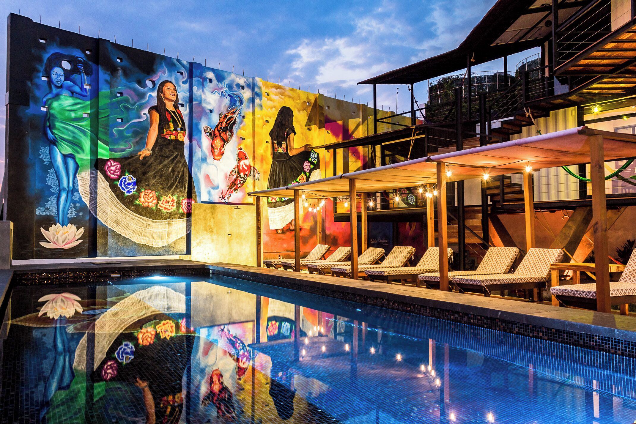 Alberca al aire libre, sombrillas en la alberca y camastros 