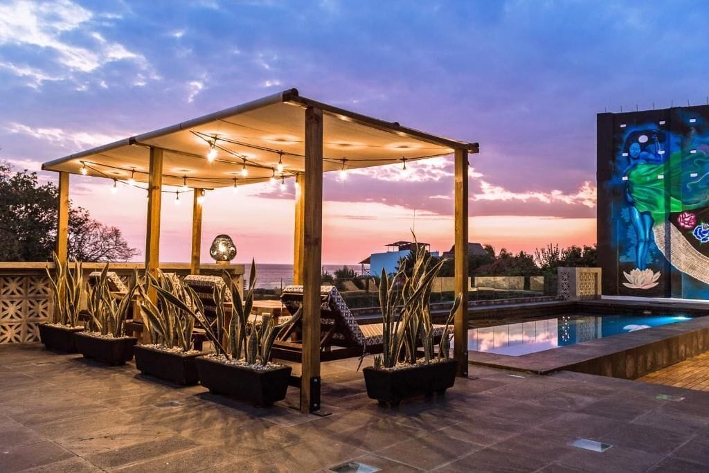 Una piscina al aire libre (de 08:00 a 22:00), sombrillas, tumbonas