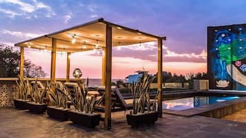 Una piscina al aire libre (de 08:00 a 22:00), sombrillas, tumbonas