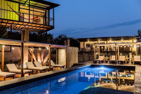 Outdoor pool, open 8:00 AM to 10:00 PM, pool umbrellas, pool loungers. Cabane Container Hotel - Adults Only