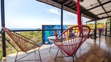 Habitación superior, 1 cama de matrimonio grande, vistas al mar | Terraza o patio