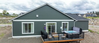 Golf Retreat • Hot Tub, EV Charger & DreamCloud Comfort • New Single-Level Home
