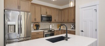 Golf Getaway - Hot Tub - EV Charger - New 2025 Build