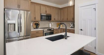 Golf Retreat • Hot Tub, EV Charger & DreamCloud Comfort • New Single-Level Home