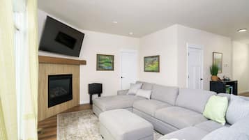 Smart-TV, Kamin, Bücher
