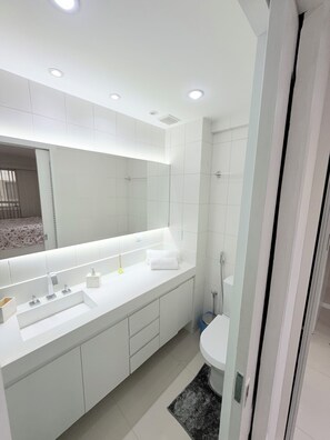 Hair dryer, towels, soap, toilet paper - Flat colors (Rio De Janeiro)