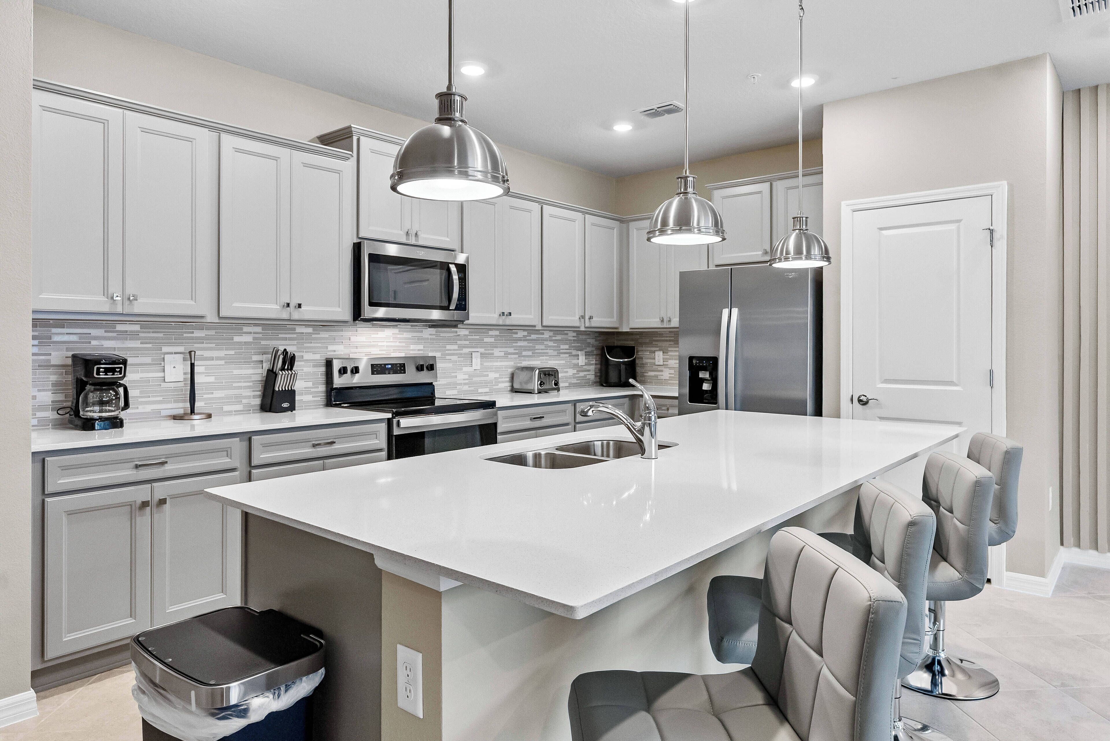 Geladeira, micro-ondas, fogão, cooktop