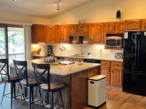 Mikrobølgeovn, ovn, kokeplater og oppvaskmaskin